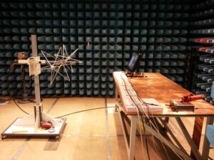 تست سازگاری الکترومغناطیسی (EMC) چگونه انجام می‌شوند؟