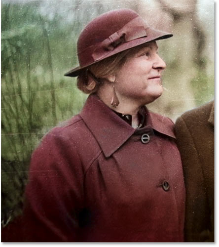 اکنون کت و کلاه این زن با استفاده از فیلتر Colorize فتوشاپ رنگی شده است
